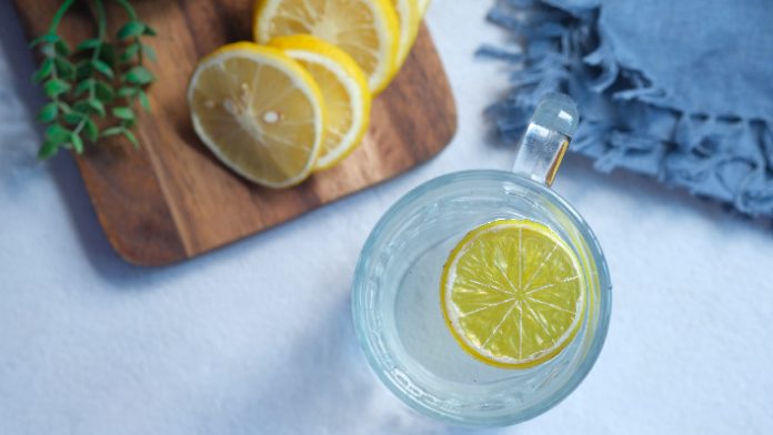 Wasser mit Zitrone trinken